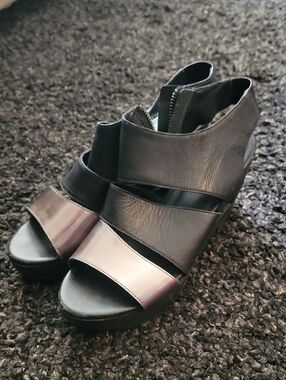 Eileen Fisher Black Leather Open-Toe Wedge Sandals with Metallic Accent